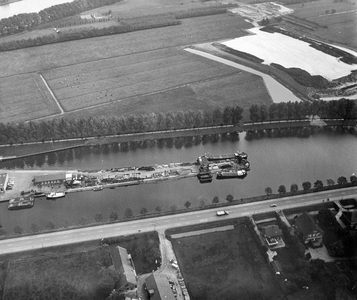 847551 Luchtfoto van slibdepot (rechts boven) in de weilanden aan het Amsterdam-Rijnkanaal bij Nieuwegein; op de ...
